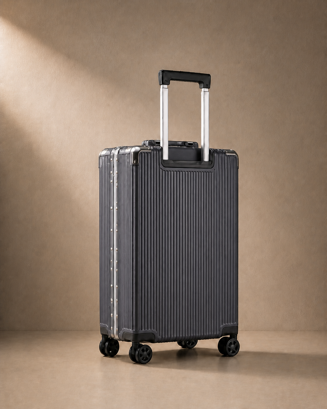 Lamorna Aluminium Frame Cabin Suitcase with USB Port - 20/22/24/26 Inch — view 3