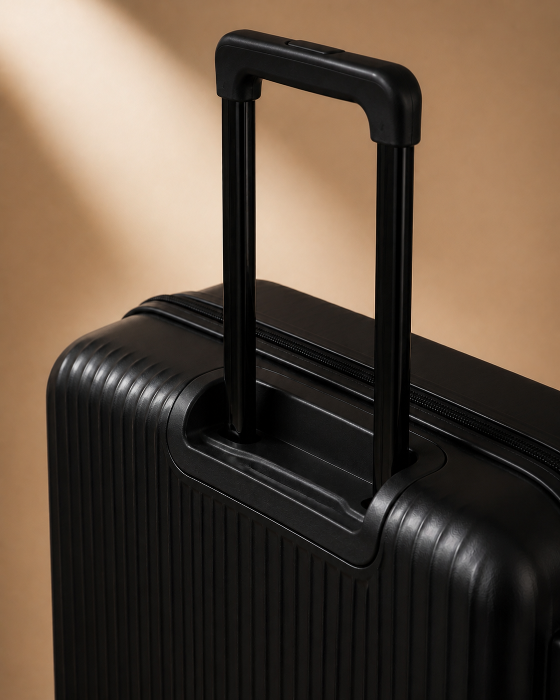 Barmouth Hard Shell Suitcase - telescopic handle detail
